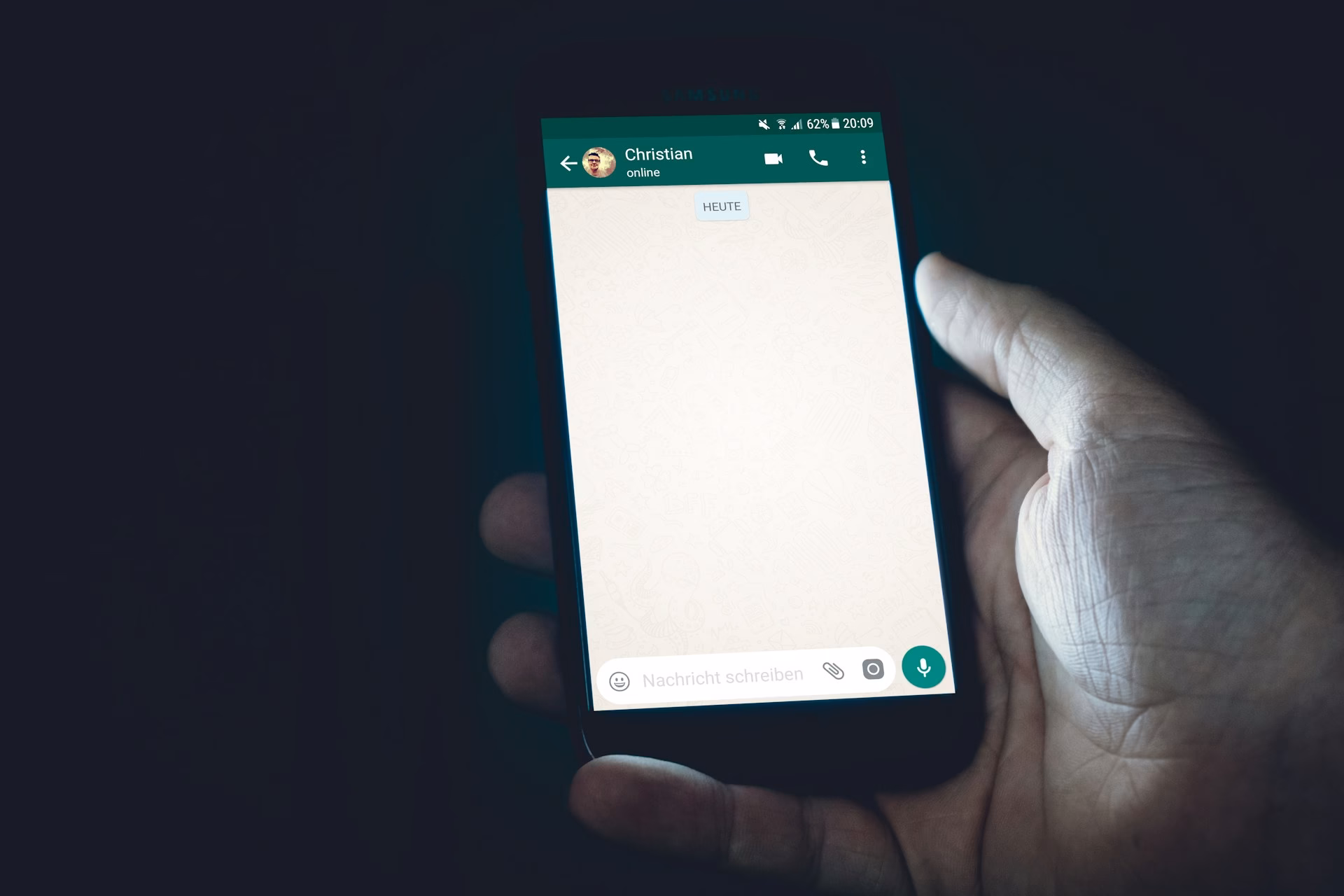 Why Everyone Is Suddenly Using Voice Notes Instead of Typing